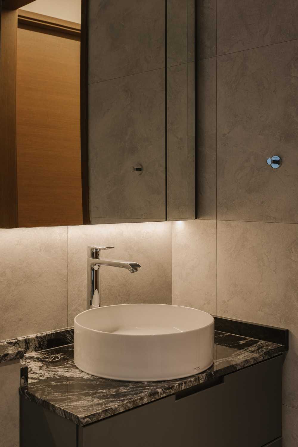 Modern Bathroom with Mirror and Bathroom Storage