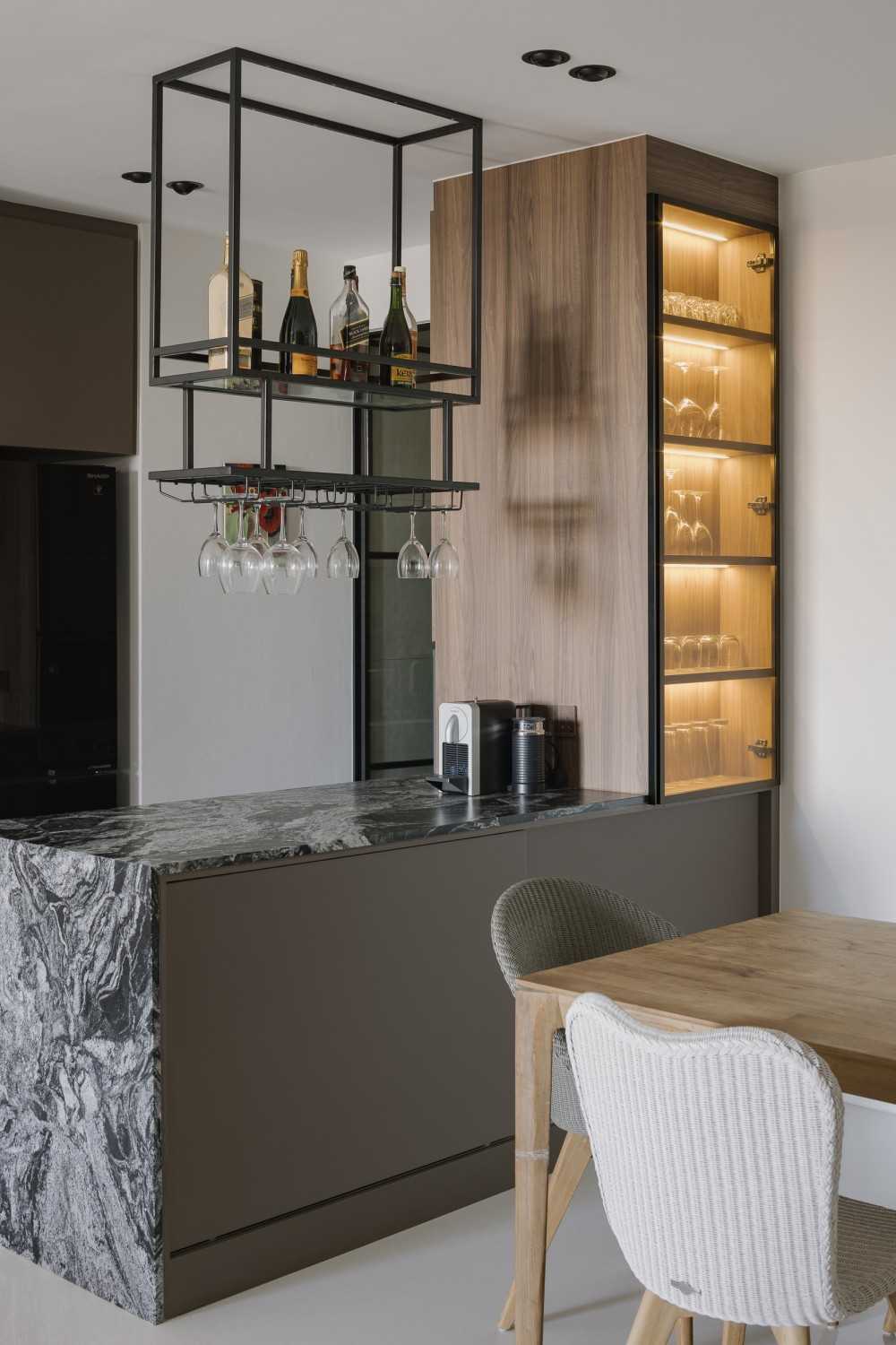 Modern Home Bar with Countertop and Bar Counter