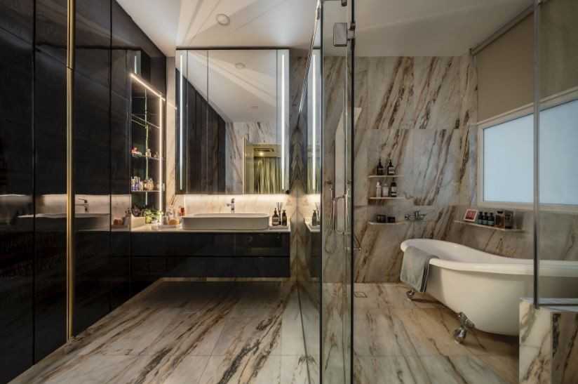 Modern Bathroom with Mirror and Bathtub