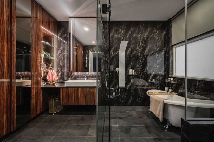 Modern Bathroom with Countertop and Mirror