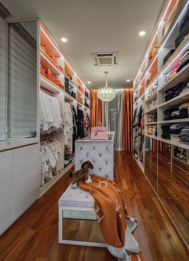 Modern Walk-in Wardrobe with Mirror and Wardrobe