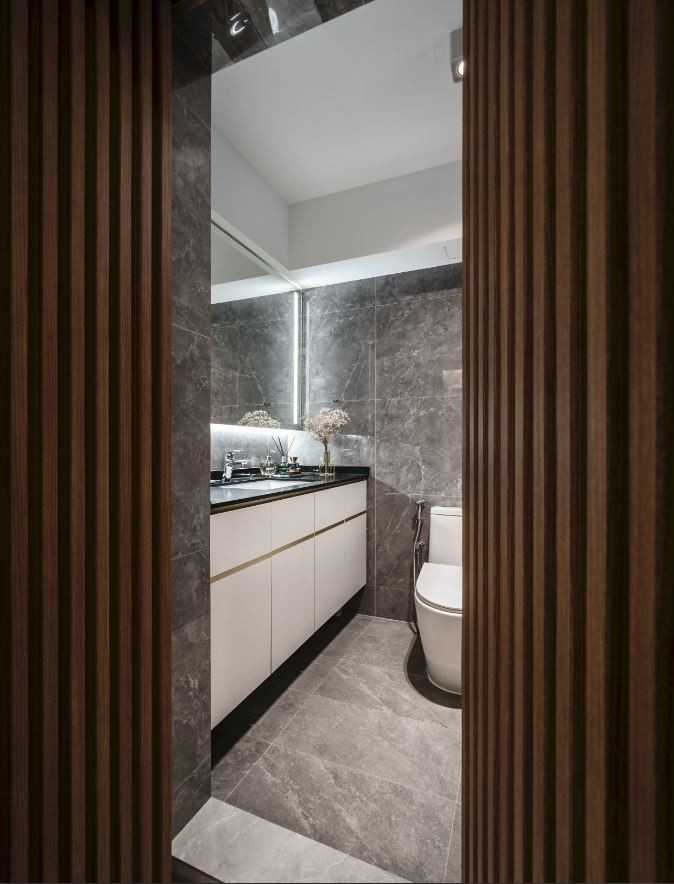 Contemporary Bathroom with Mirror and Flooring