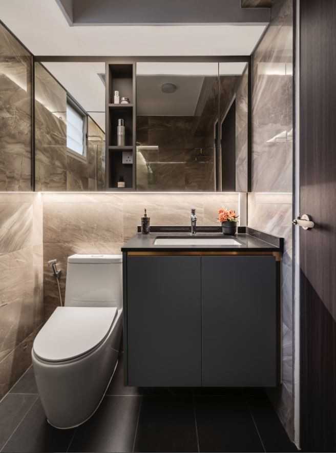 Modern Bathroom with Countertop and Mirror