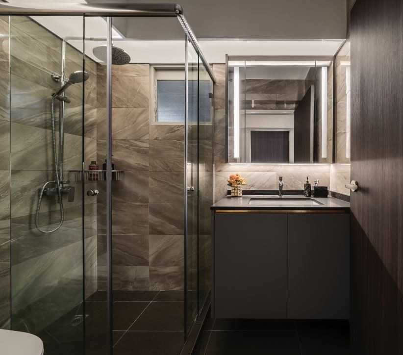 Modern Bathroom with Countertop and Mirror