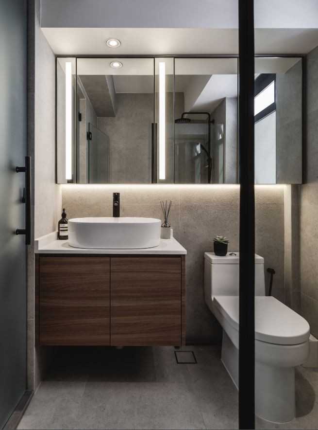 Contemporary Bathroom with Mirror and Bathroom Sinks