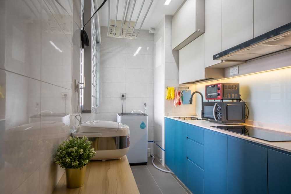 Minimalist Kitchen with Wood Flooring and Open Kitchen