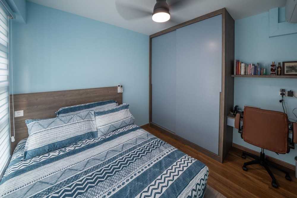 Minimalist Bedroom with Vinyl Flooring and Wardrobe