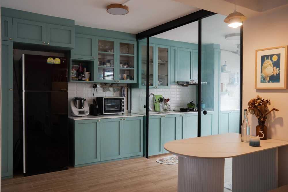 Transitional Kitchen with Wood Flooring and Open Kitchen