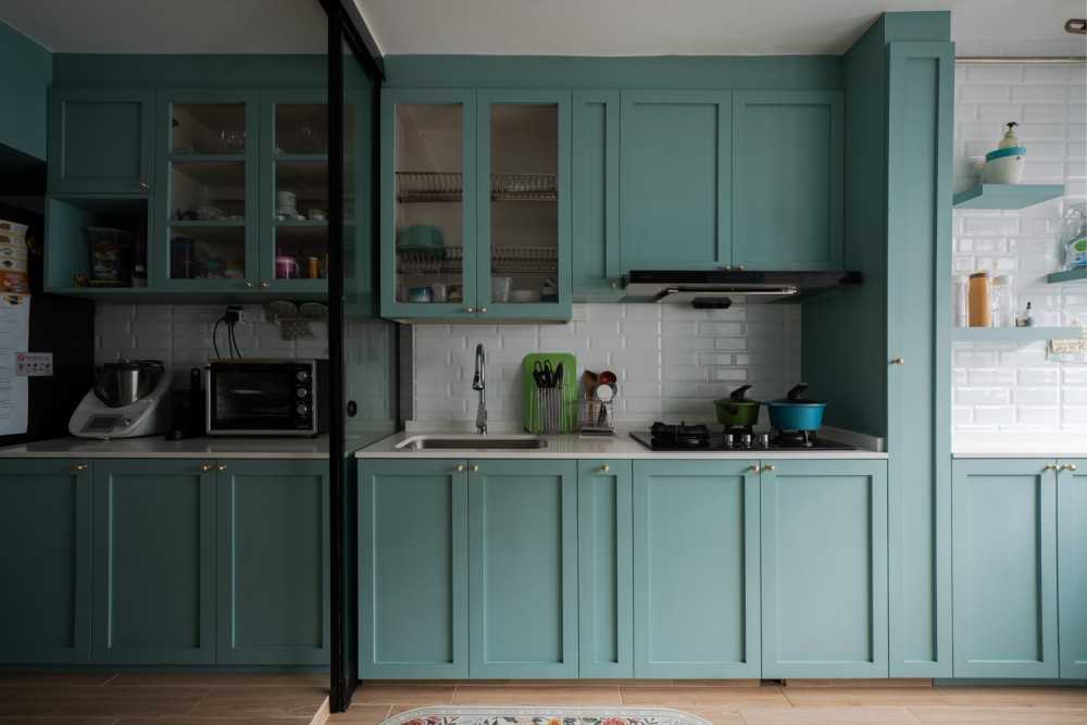 Transitional Kitchen with Countertop and Vinyl Flooring