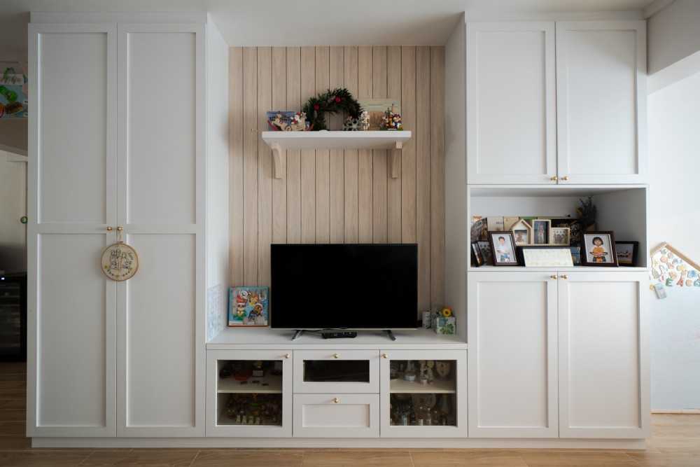 Transitional Living Room with Countertop and Vinyl Flooring