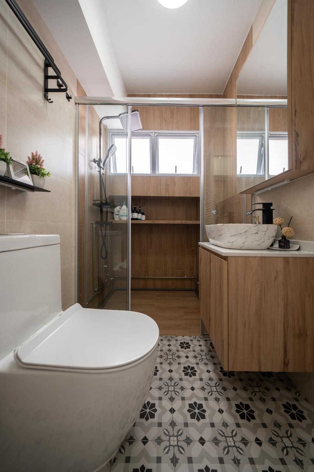 Modern Bathroom with Mirror and Bathtub