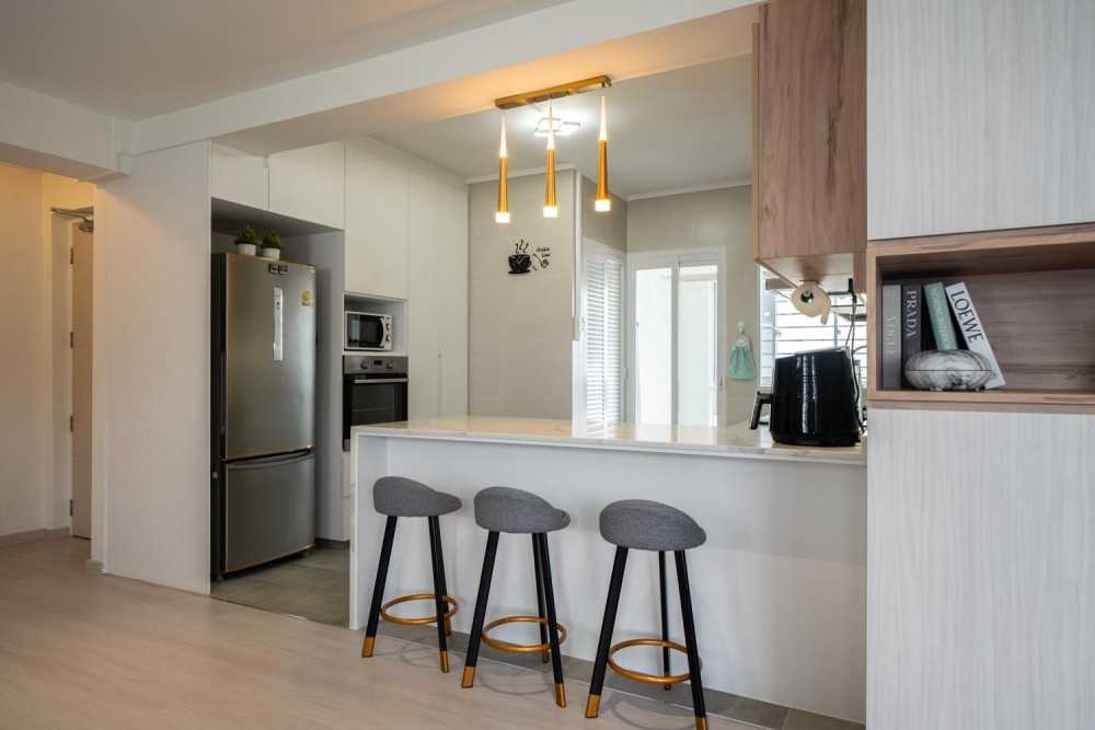 Modern Kitchen with Vinyl Flooring and Homogeneous Tiles