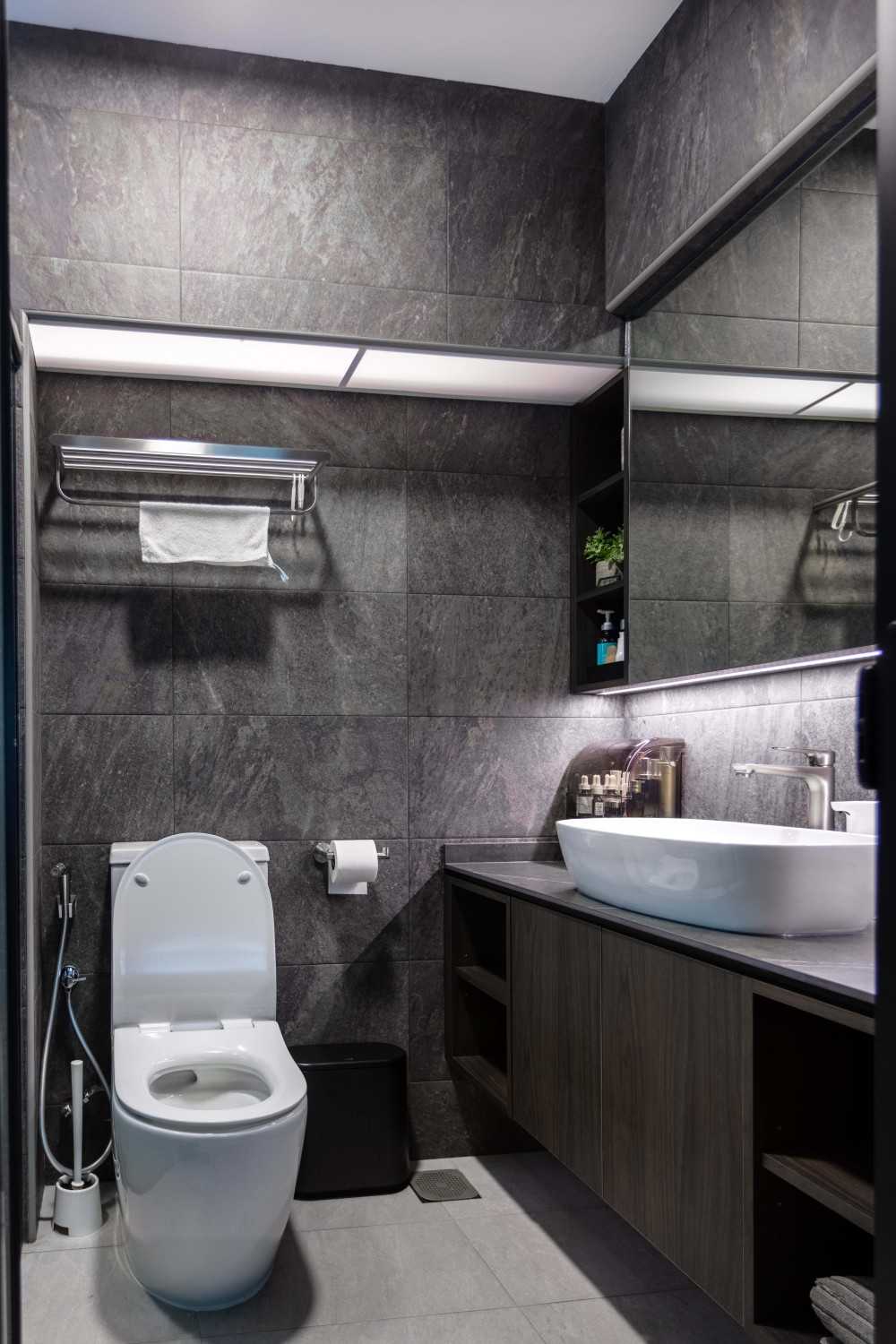 Modern Bathroom with Countertop and Homogeneous Tiles