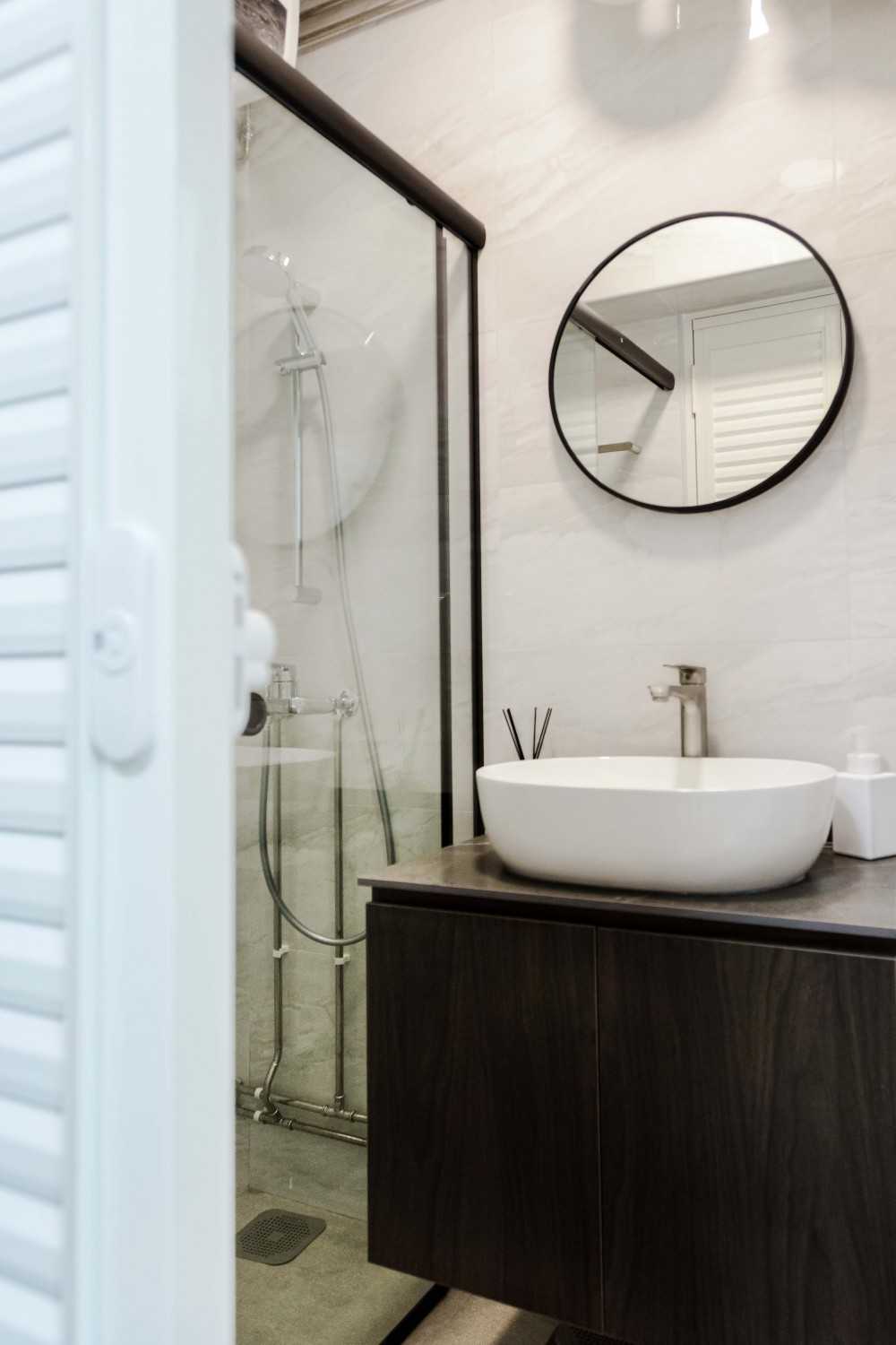 Modern Bathroom with Countertop and Homogeneous Tiles