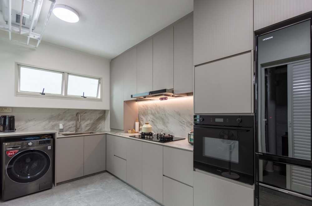 Modern Kitchen with Countertop and Homogeneous Tiles