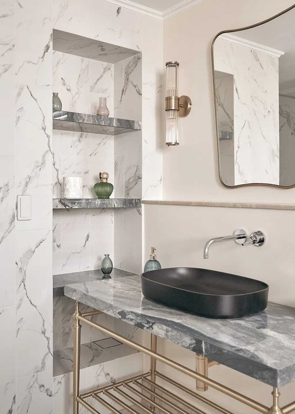 Contemporary Bathroom with Homogeneous Tiles and Rainshower