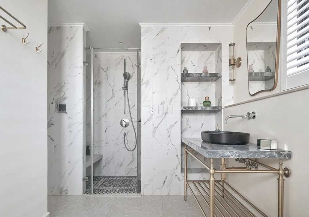 Contemporary Bathroom with Homogeneous Tiles and Marble Floor