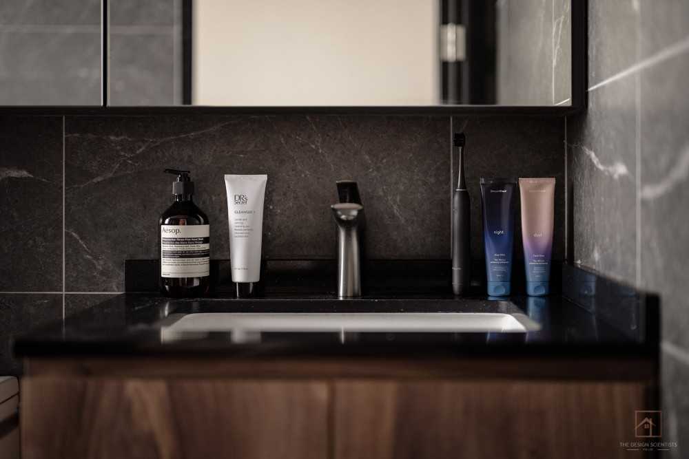 Contemporary Bathroom with Mirror and Bathroom Storage