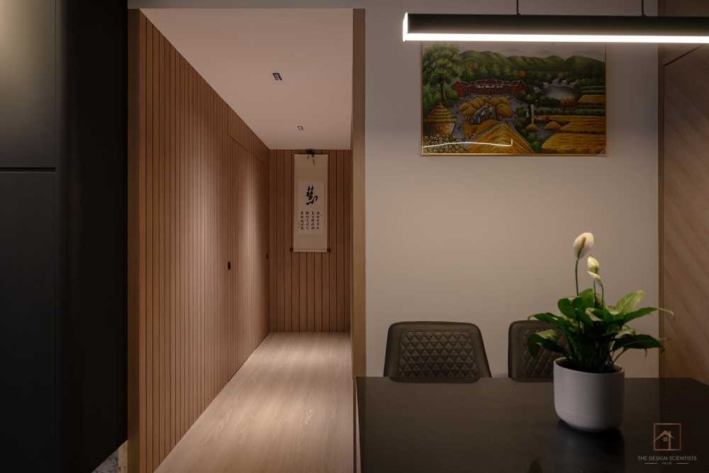 Contemporary Dining Room with Dining Table and Dining Chairs