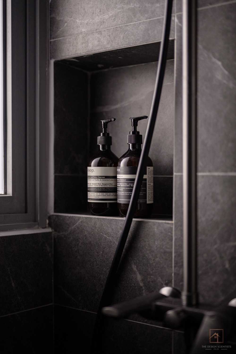 Contemporary Bathroom with Homogeneous Tiles and Shower Screen