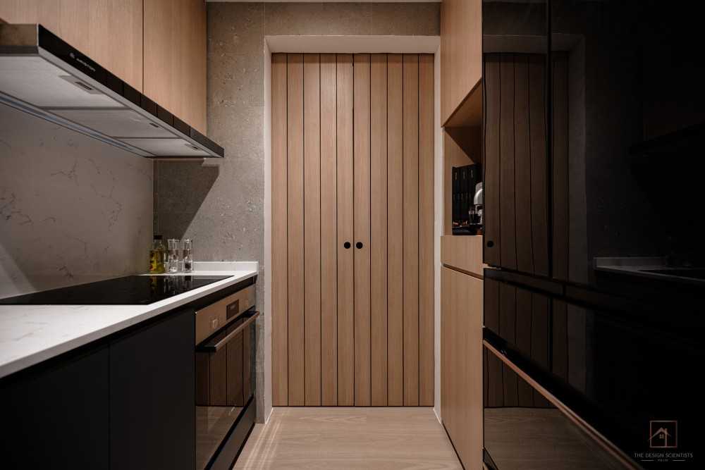 Contemporary Kitchen with Countertop and Wood Flooring