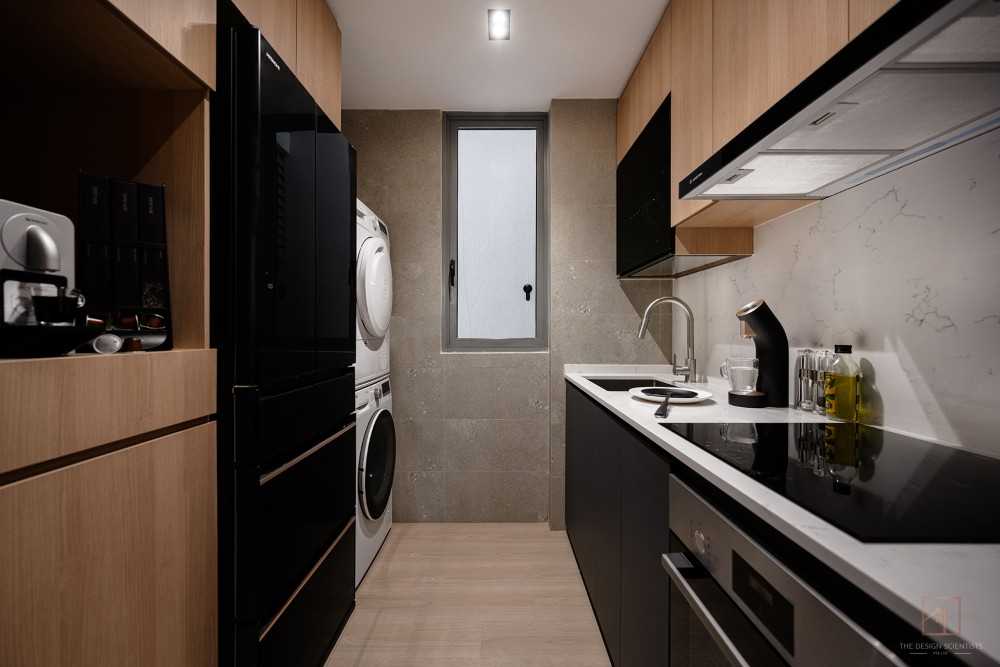Contemporary Kitchen with Countertop and Kitchen Backsplash