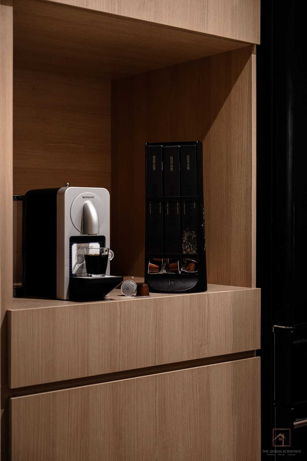 Contemporary Kitchen with Countertop and Breakfast Counter