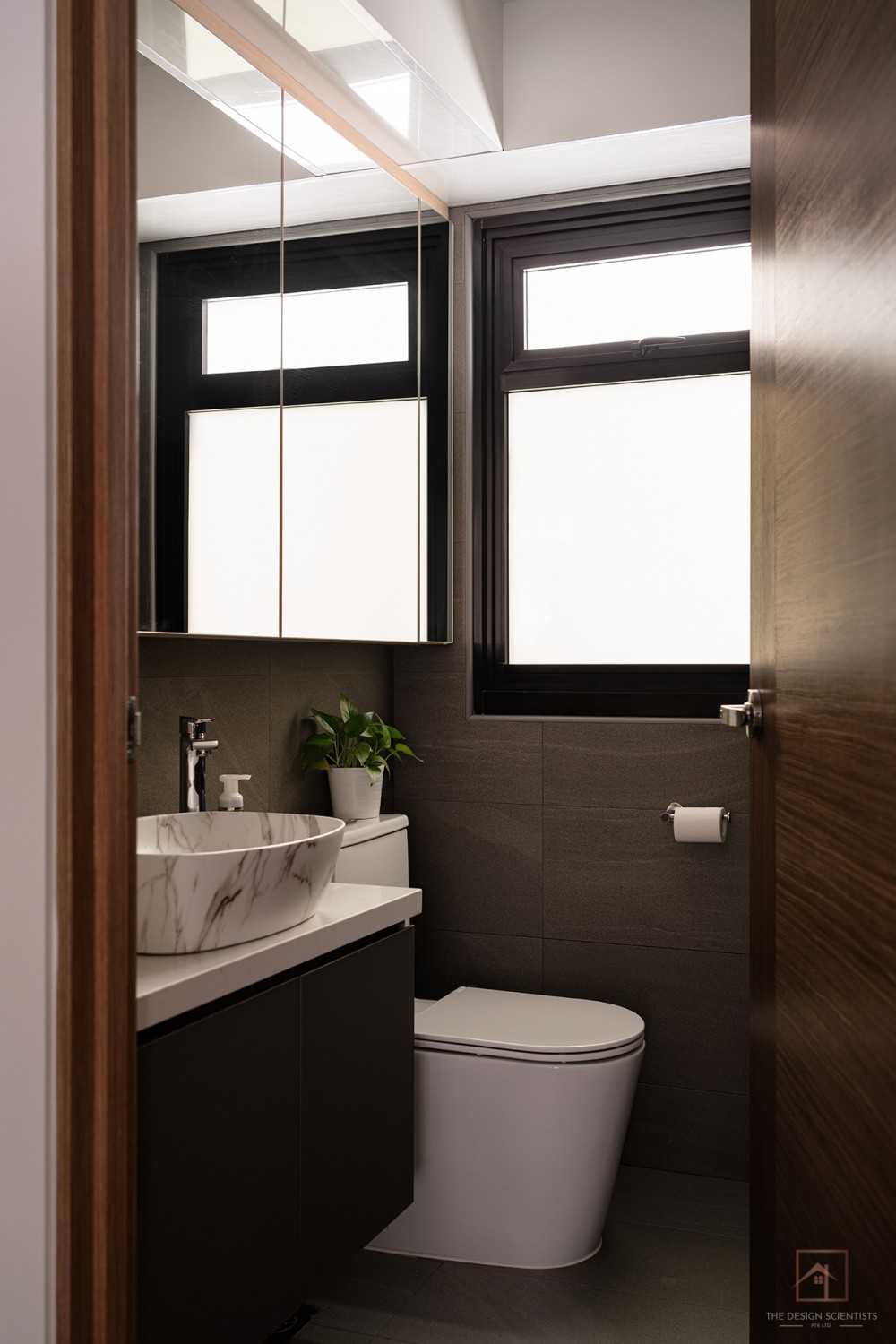 Contemporary Bathroom with Countertop and Bathroom Sinks