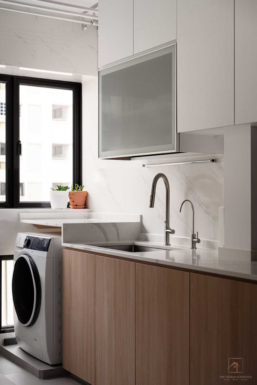 Scandinavian Kitchen with Open Kitchen and Kitchen Backsplash