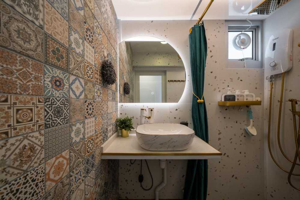 Contemporary Bathroom with Mirror and Bathroom Storage