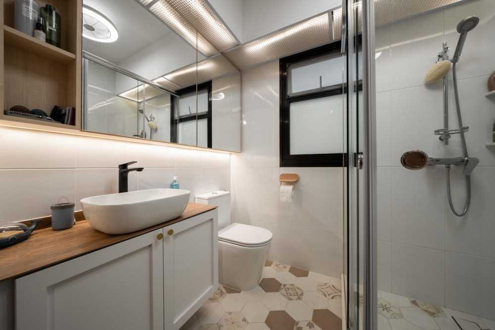 Scandinavian Bathroom with Homogeneous Tiles and Wood Flooring