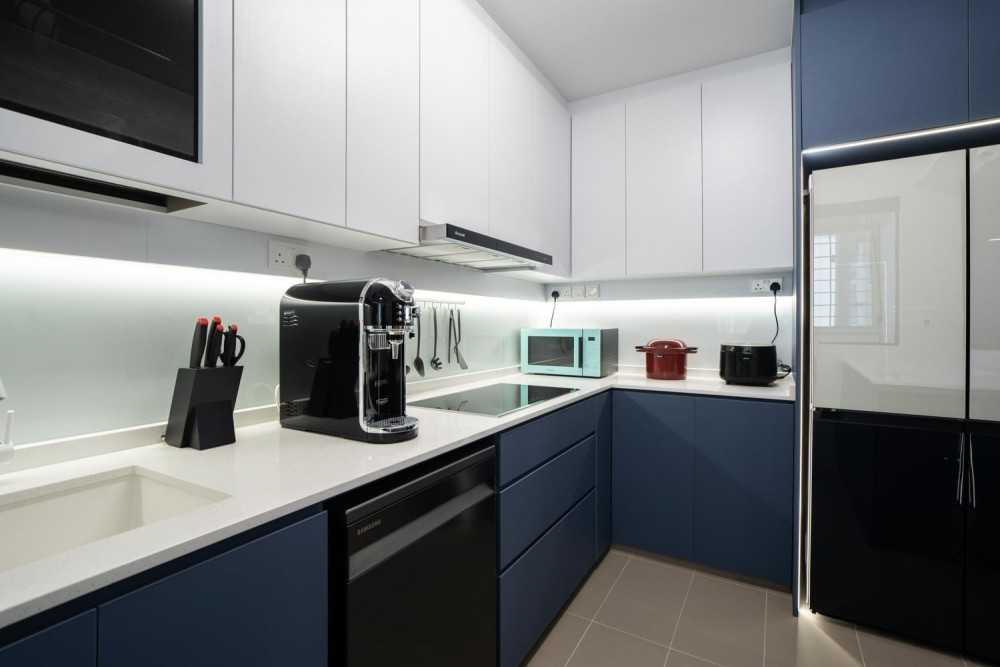 Contemporary Kitchen with Homogeneous Tiles and Herringbone Tiling