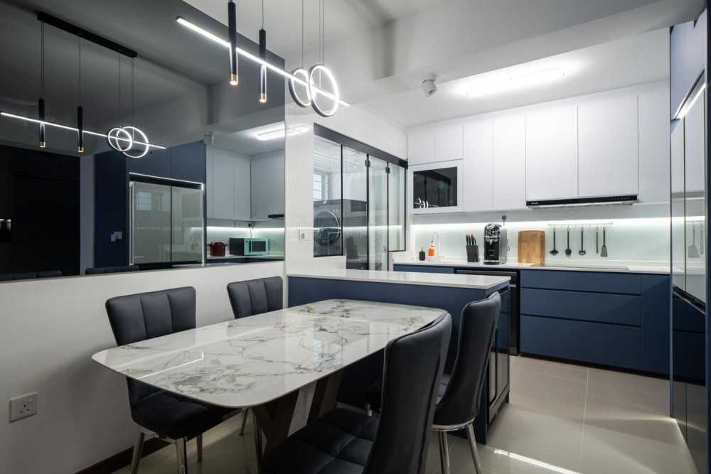 Contemporary Kitchen with Vinyl Flooring and Homogeneous Tiles