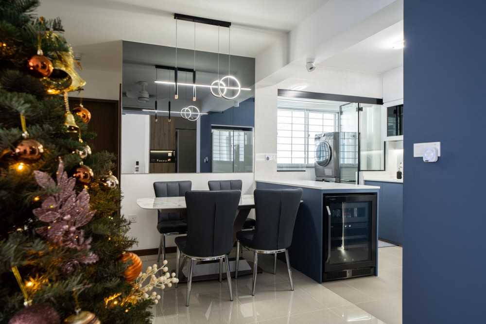 Contemporary Kitchen with Vinyl Flooring and Homogeneous Tiles
