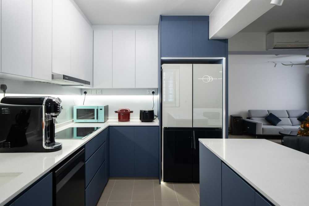 Contemporary Kitchen with Homogeneous Tiles and Herringbone Tiling