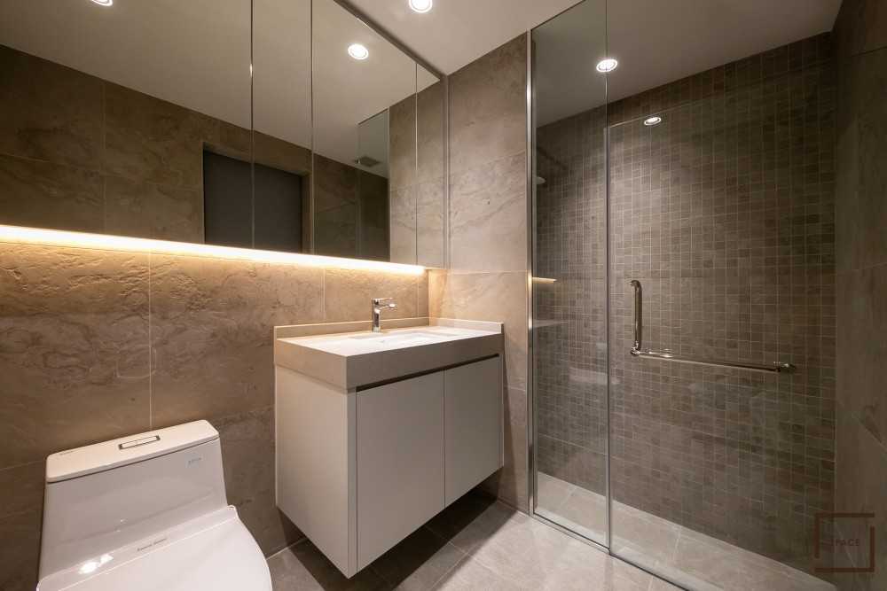 Contemporary Bathroom with Mirror and Bathroom Storage
