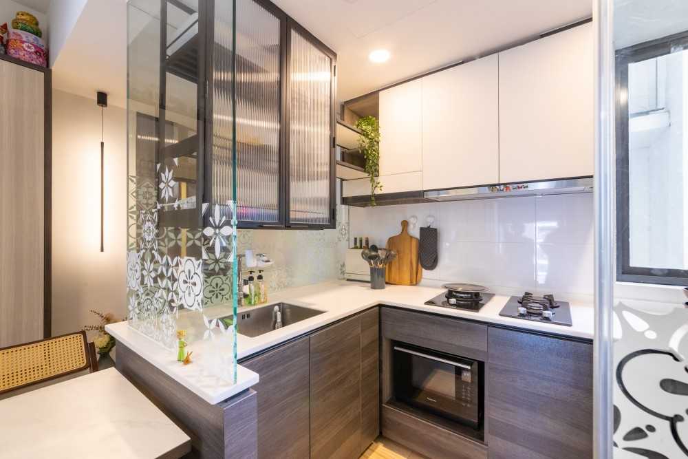 Minimalist Kitchen with Kitchen Backsplash and Kitchen Accessories