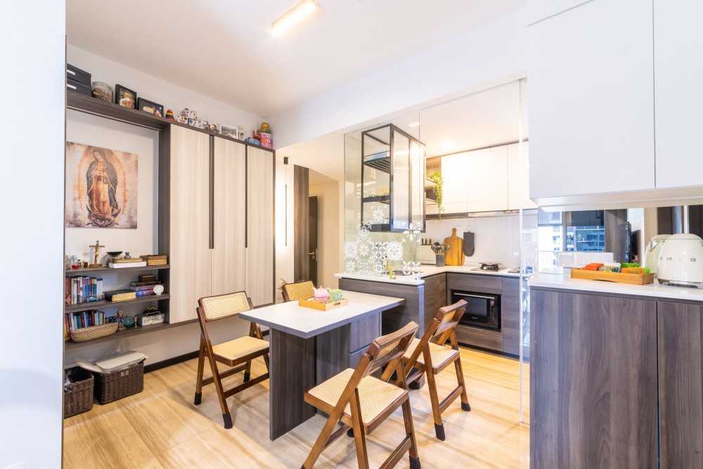 Minimalist Dining Room with Dining Table and Dining Chairs