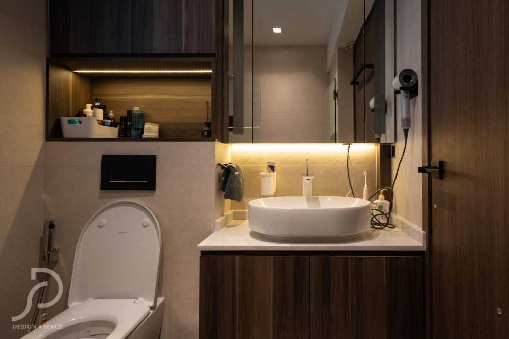 Modern Bathroom with Homogeneous Tiles and Mirror