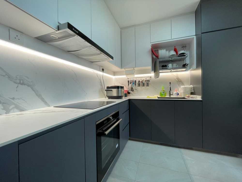 Contemporary Kitchen with Homogeneous Tiles and Kitchen Backsplash
