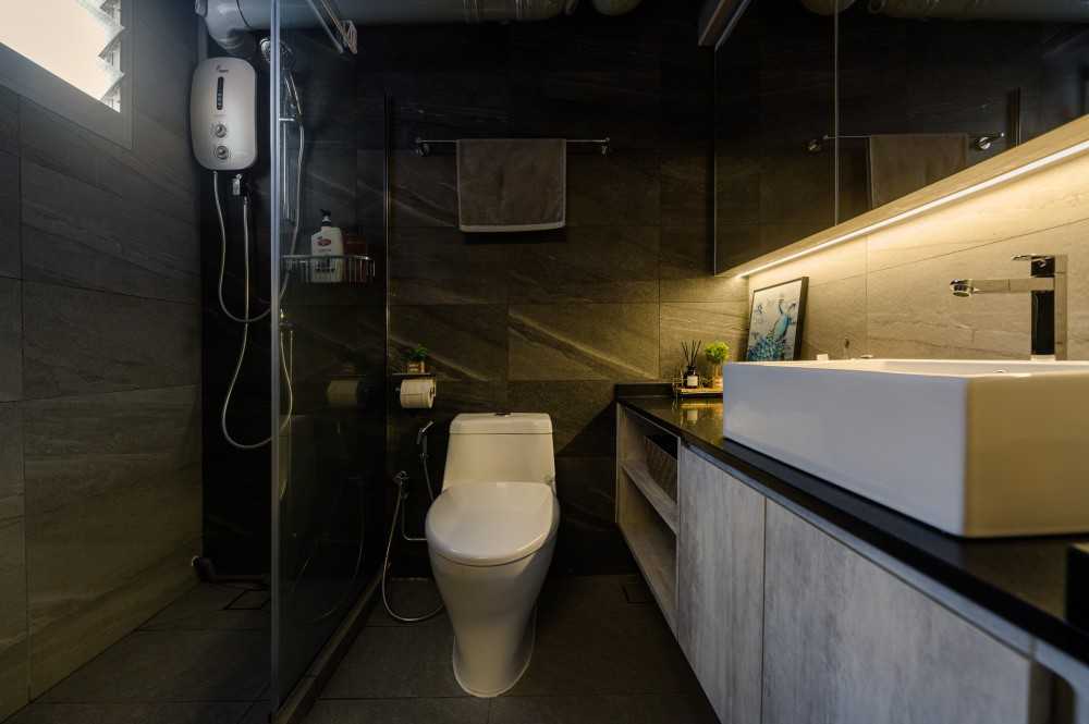Scandinavian Bathroom with Homogeneous Tiles and Mirror