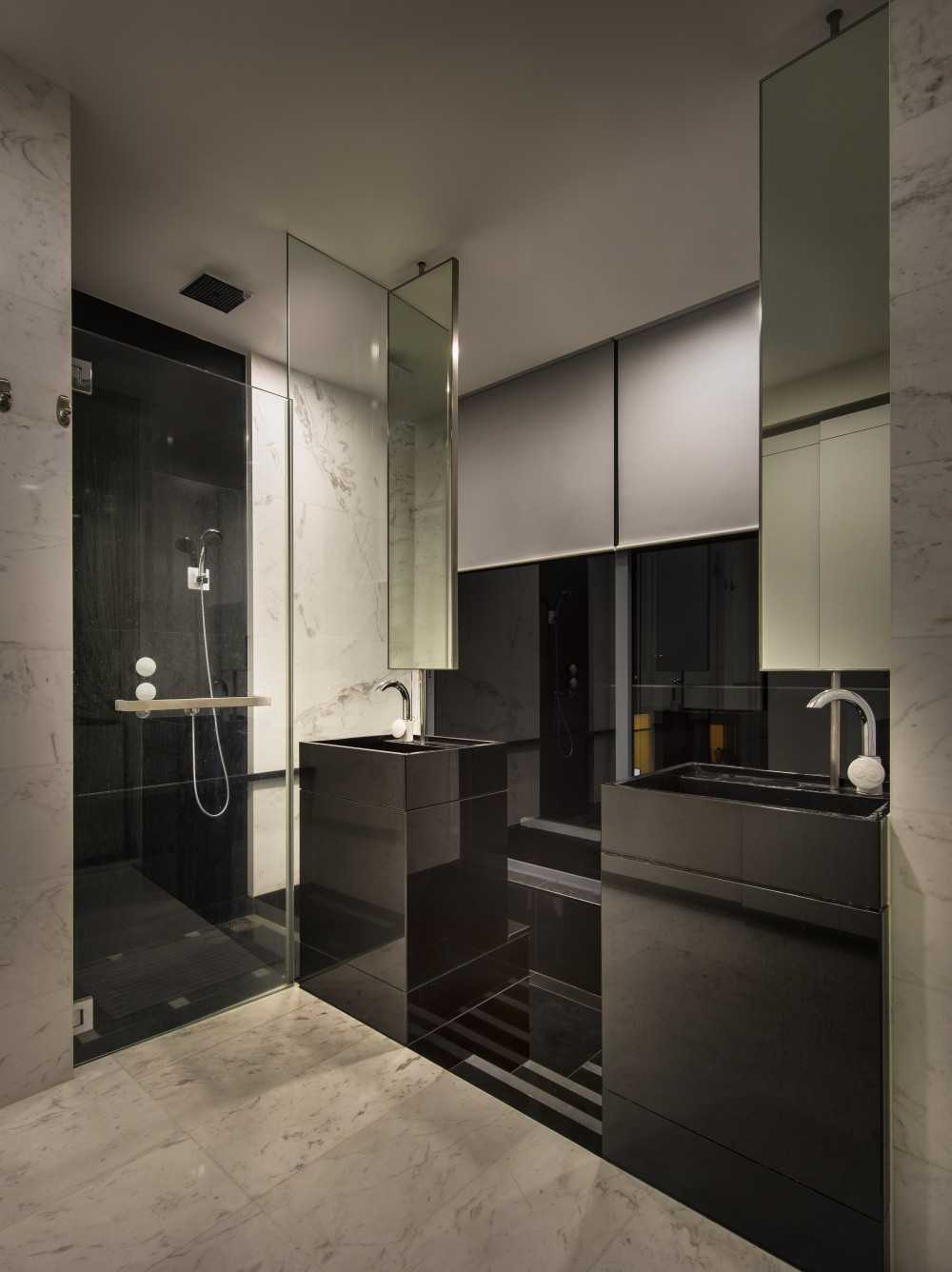 Modern Bathroom with Marble Floor and Shower Screen