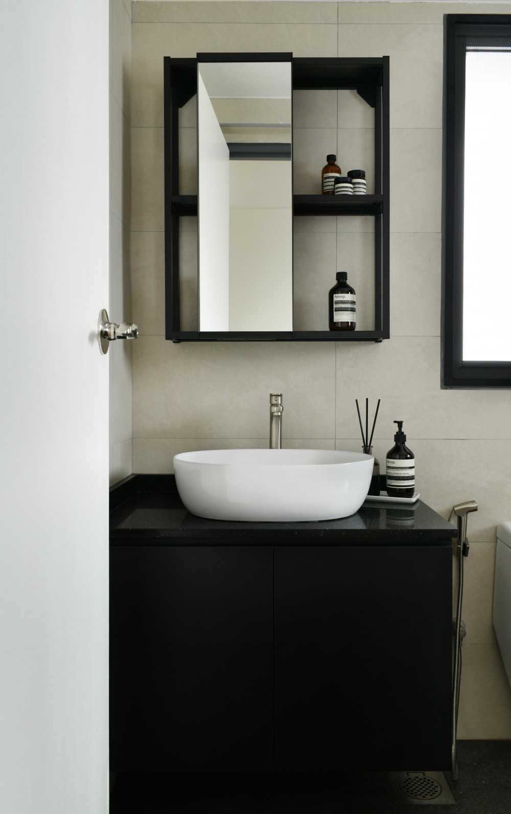 Modern Bathroom with Countertop and Mirror