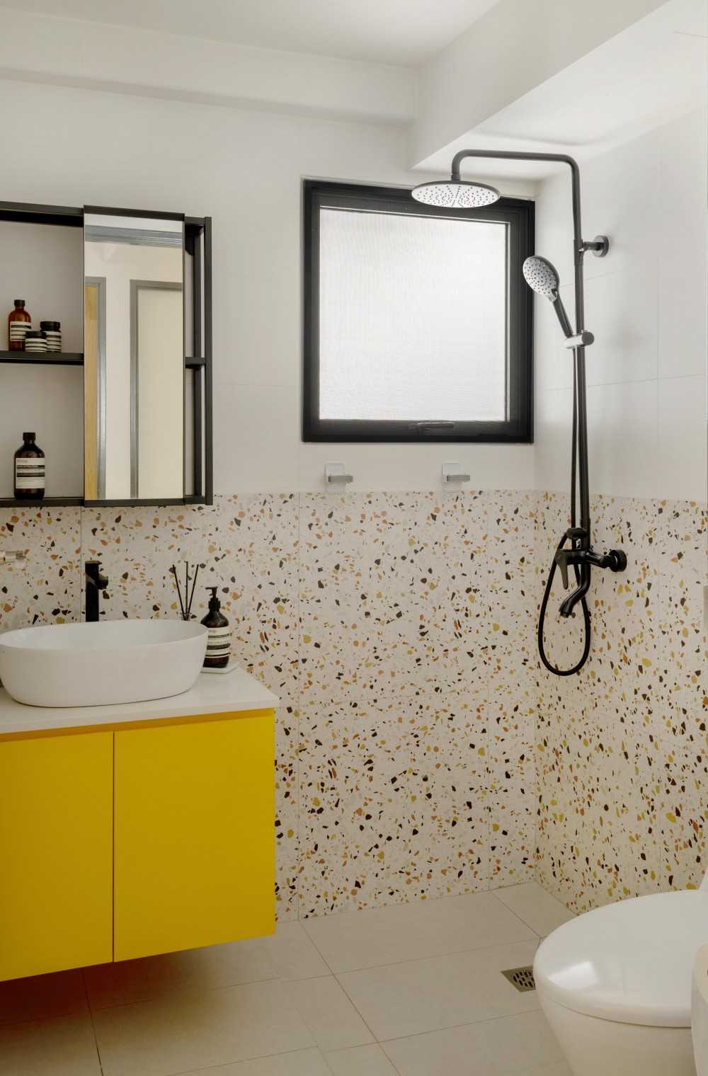 Modern Bathroom with Countertop and Mirror