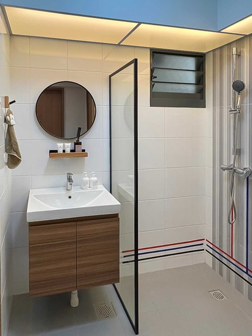 Scandinavian Bathroom with Mirror and Bathroom Storage