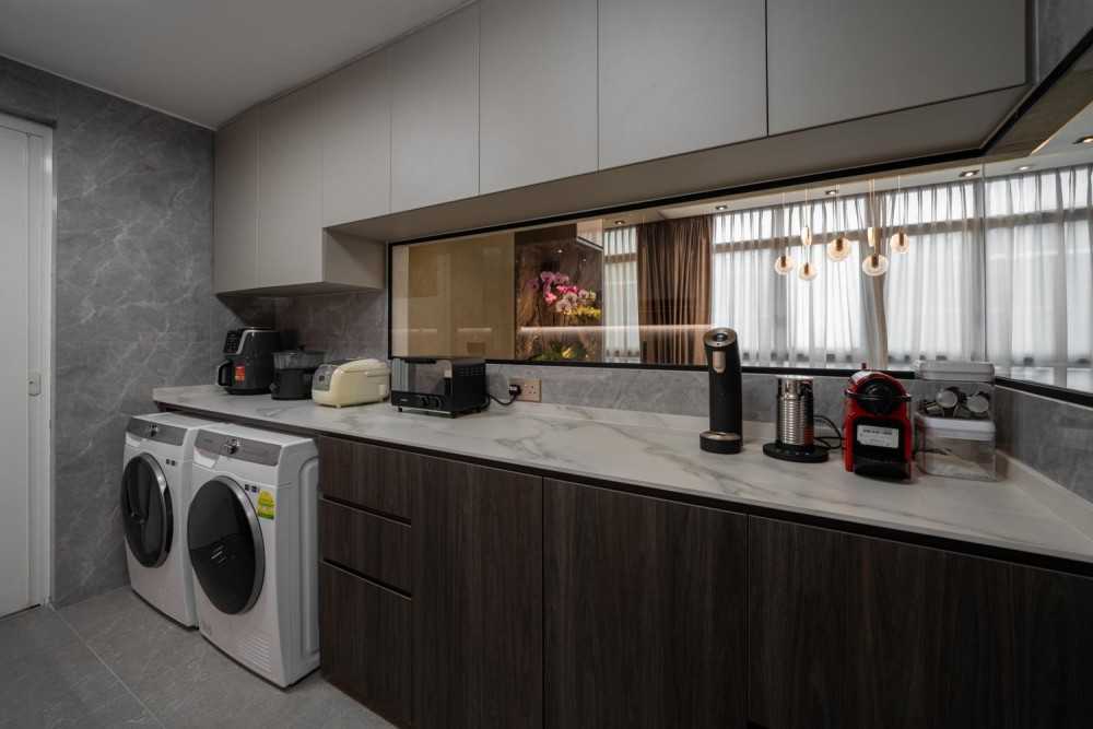 Modern Kitchen with Countertop and Homogeneous Tiles