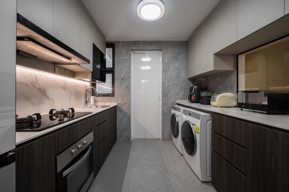 Modern Kitchen with Homogeneous Tiles and Kitchen Island
