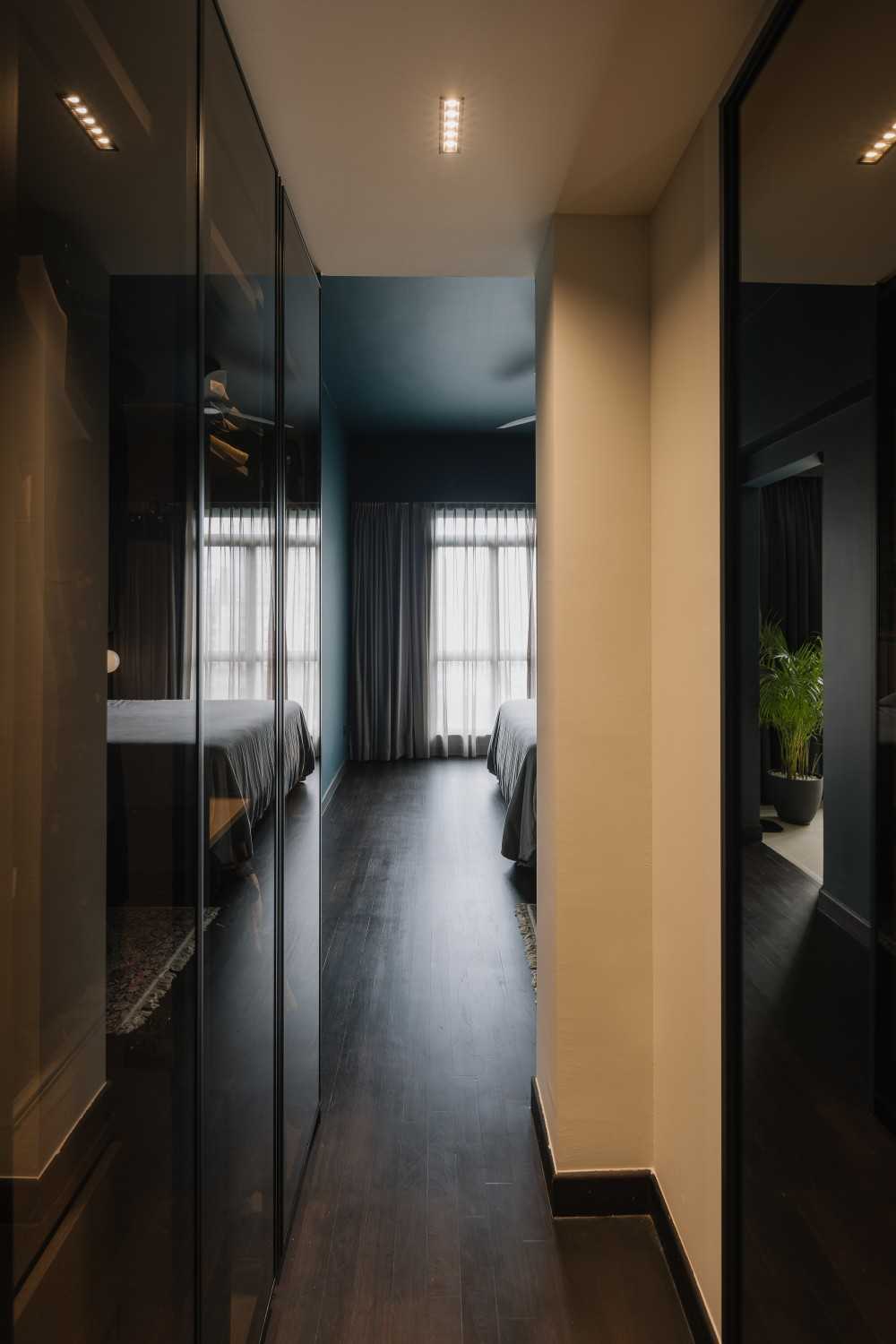 Modern Walk-in Wardrobe with Vinyl Flooring and Mirror