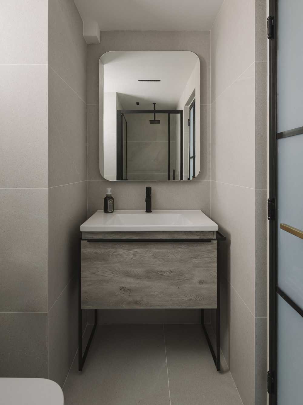 Modern Bathroom with Mirror and Bathroom Storage