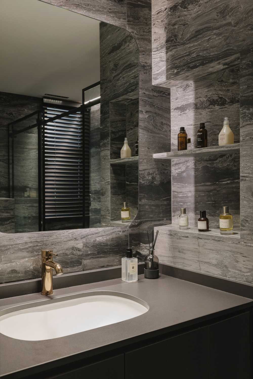 Modern Bathroom with Mirror and Bathroom Storage